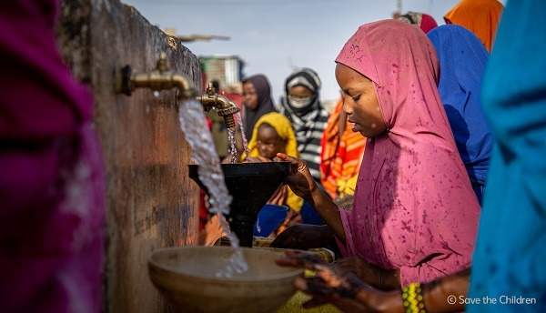 230802 [첨부사진] 세이브더칠드런 제공_무더위와 영양실조의 위험 속에 놓인 소말리아, 깨끗하고 시원한 물을 받고 있는 라단(가명, 10세).jpg