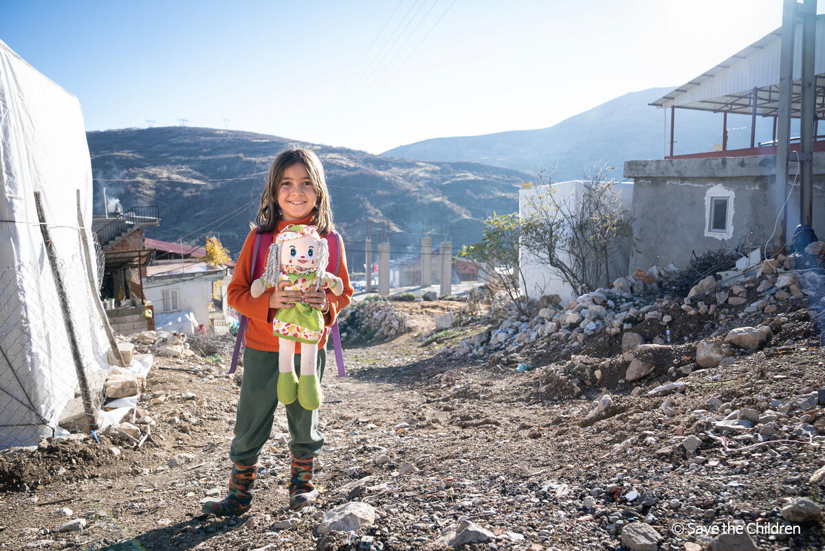 250212 [첨부사진] 2년 전 지진으로 집을 잃은 뒤 가족과 함께 임시 대피소에서 생활하고 있는 아슬리(9세, 가명).jpg