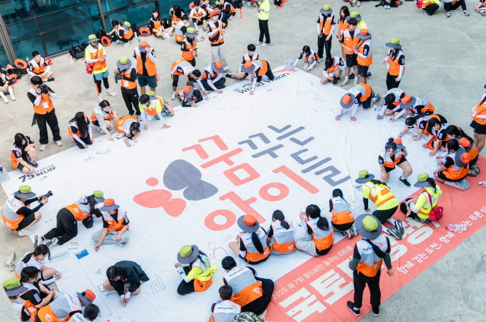 [이미지자료3] 2025 월드비전 꿈꾸는아이들 ‘점프(Jump)’ 국토대장정’에서'드림스케치' 활동을 통해 대장정에 대한 다짐과 환경보호에 대한 생각을 자유롭게 글이나 그림으로 표현하는 참가 아동들.jpg