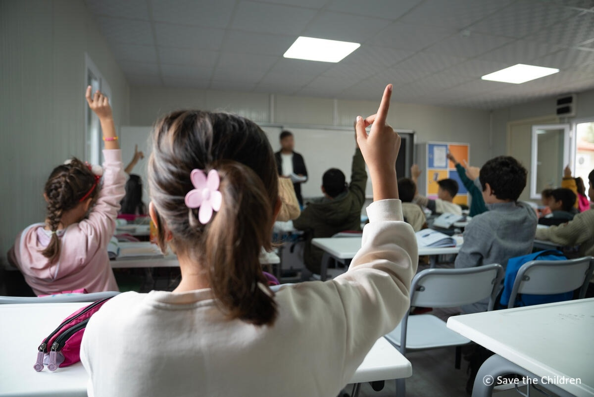 250212 [첨부사진] 튀르키예 하타이 지역 컨테이너 교실에 마련된 임시학습센터에서 수업에 참여하는 아이들.jpg