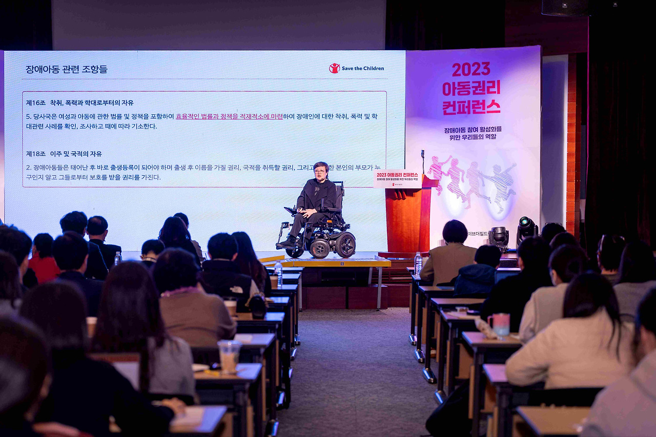 사진1. 유엔장애인권리위원회 김미연 위원이 '국제인권규범에 근거한 장애아동 참여'를 주제로 기조강연을 하고 있다..jpg
