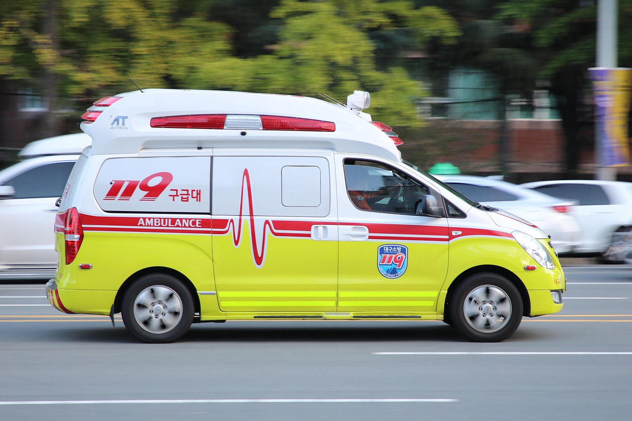 ambulance-6376617_1280.jpg
