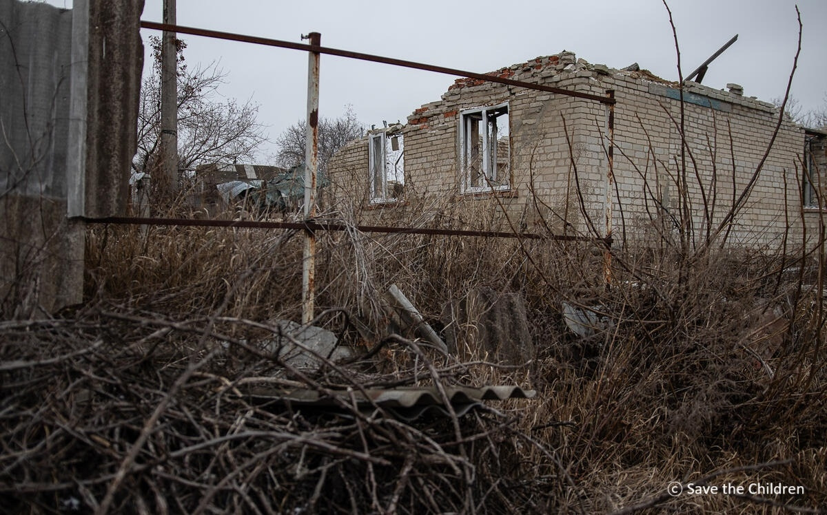 250224 [첨부사진] 우크라이나 동부 지역에서 전쟁 중 폭격 당한 집이 방치되어 있다.jpg
