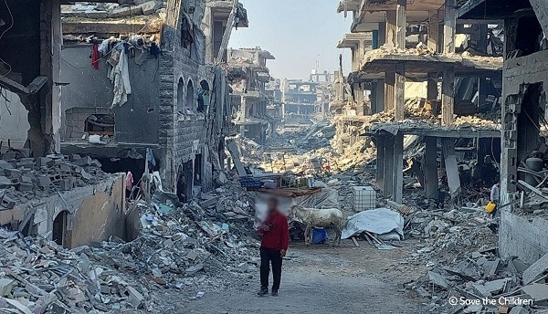 250305 [첨부사진] 세이브더칠드런 팔레스타인 사무소 직원이 가자지구 북부의 무너진 건물 사이를 살피고 있다600.jpg