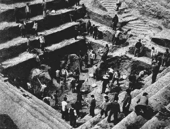 마왕퇴 발굴 사진.jpg