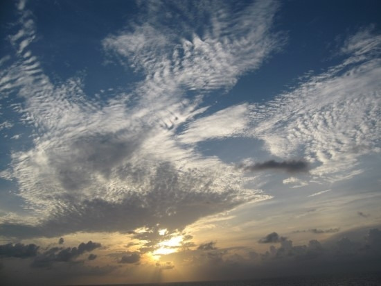 090418_002-변화무쌍한 하늘의 구름 모습.jpg