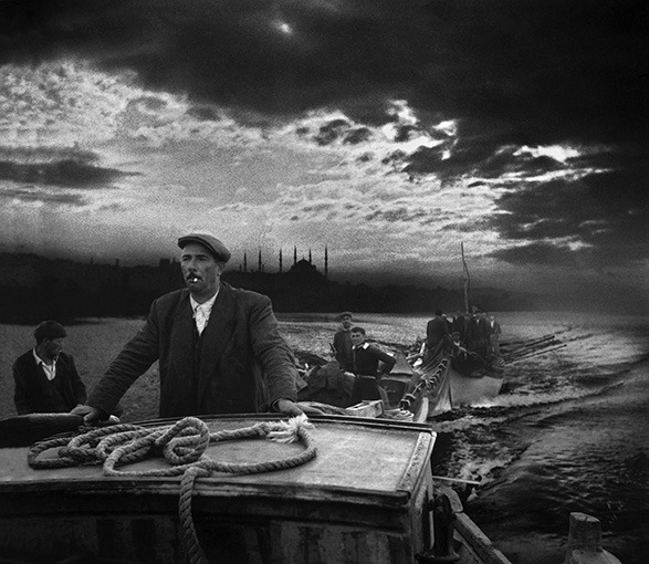Fishermen returning to port in Kumkapi, Istanbul_1950 ⓒAra Güler.jpg