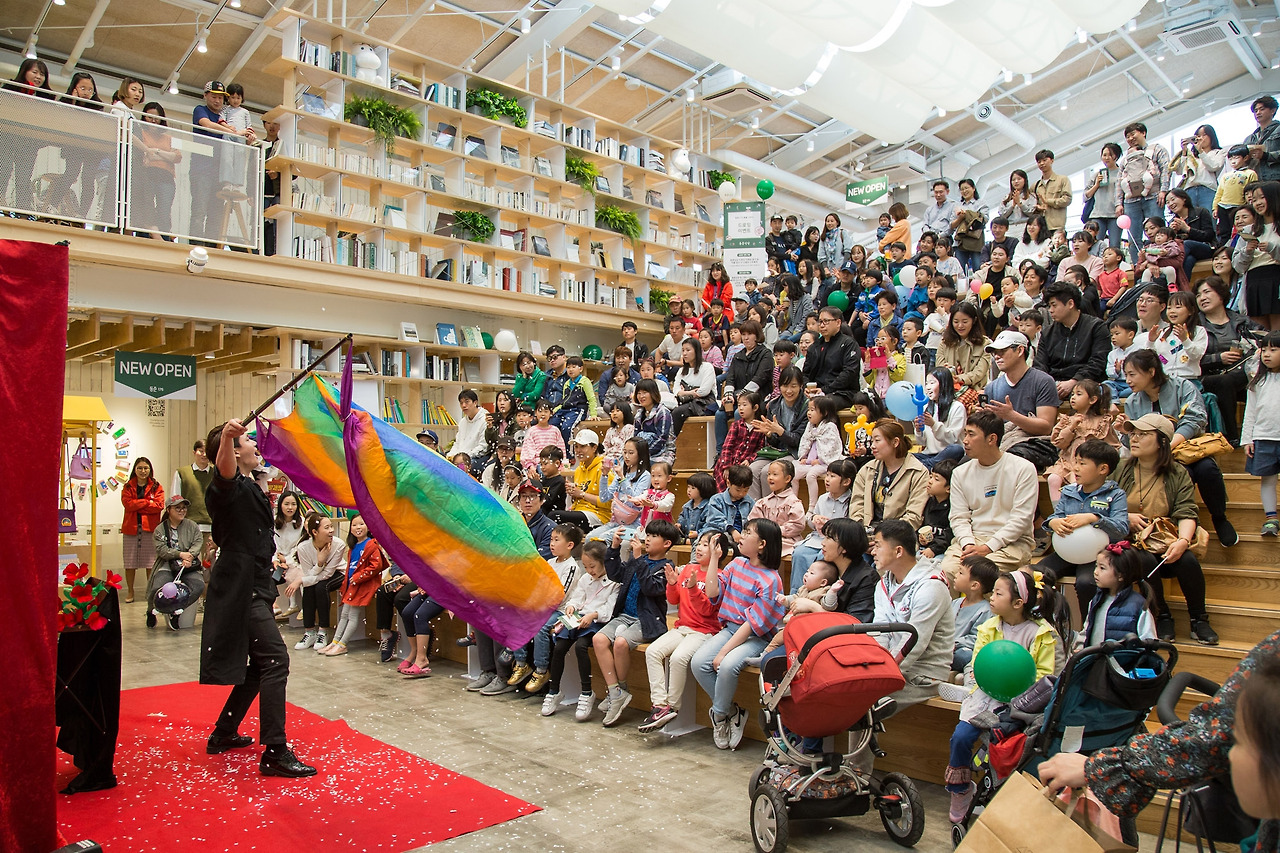 동춘 175에서 어린 아이들을 위해 마술쇼를 진행하고 있다. [업체 제공].jpg