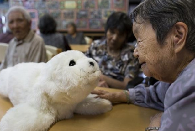 치매케어 로봇 파로.jpg
