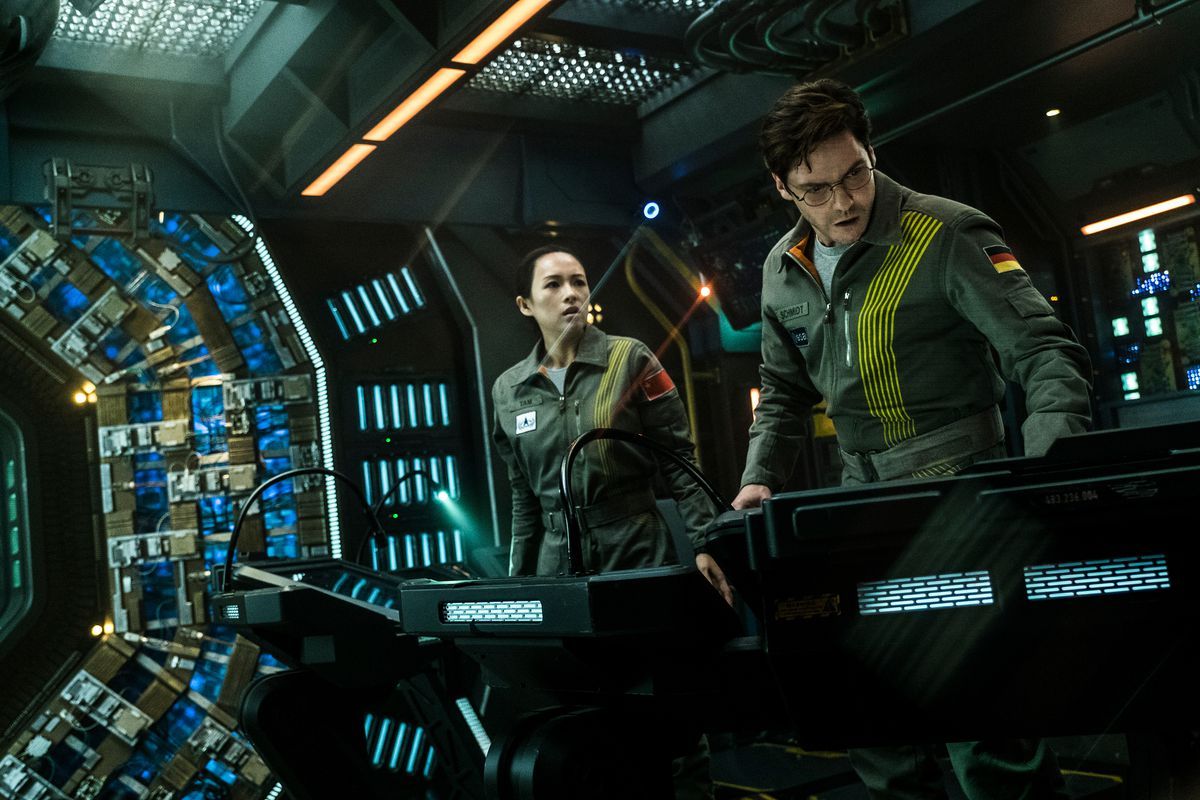 the_cloverfield_paradox_ship_interior_3840.0.jpg