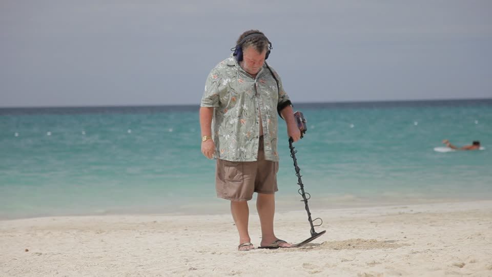 348681653-caccia-al-tesoro-metal-detector-giamaica-mar-dei-caraibi.jpg
