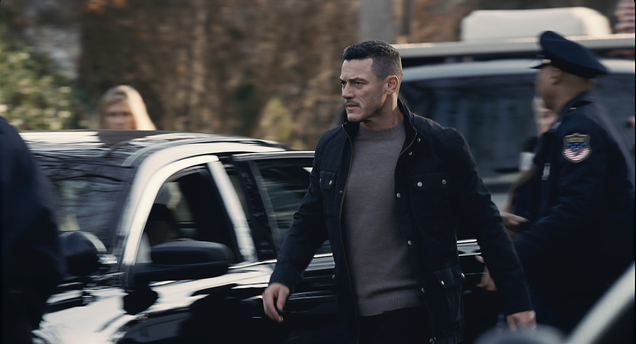luke_evans_the_girl_on_the_train_interview.jpg