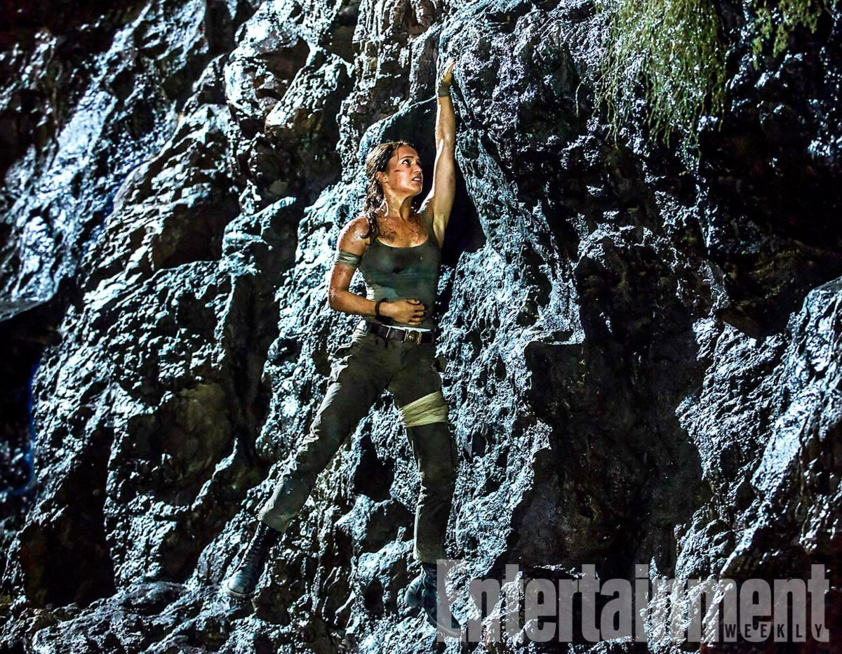 Lara_Croft_2018_Cliffhanging.jpg