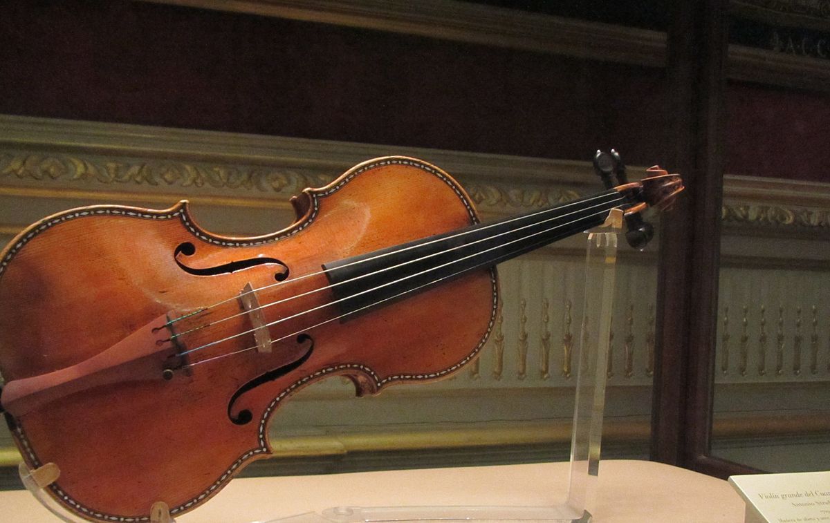 Stradivarius_violin_in_the_royal_palace_in_madrid.jpg