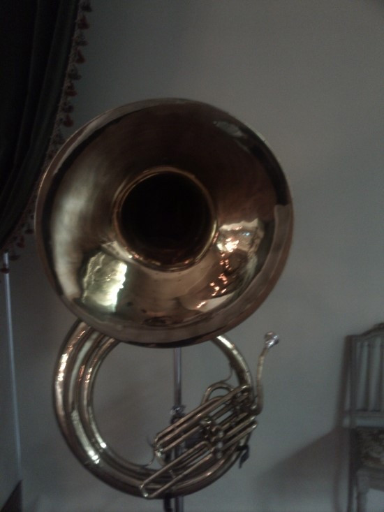 수자폰_취주악에 쓰이는 최저음용 대형 금관악기.jpg