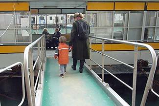 11-actv-jack-crossing-walkway-to-vaporetto-platform325-p1130676.jpg