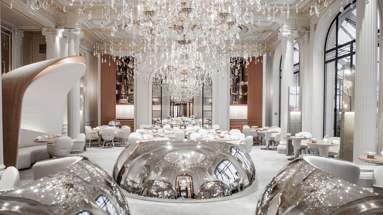 salle-du-restaurant-alain-ducasse-au-plaza-athenee_5092016.jpg