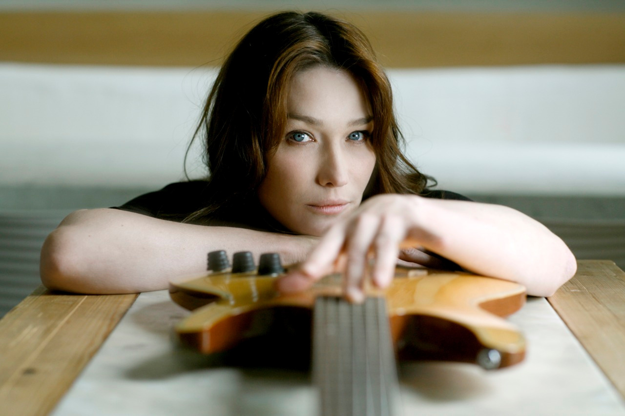 carla bruni guitare1.jpg