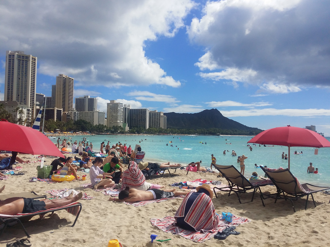 0006.jpg 와이키키 해변에서 느긋한 휴식을 취한다..jpg