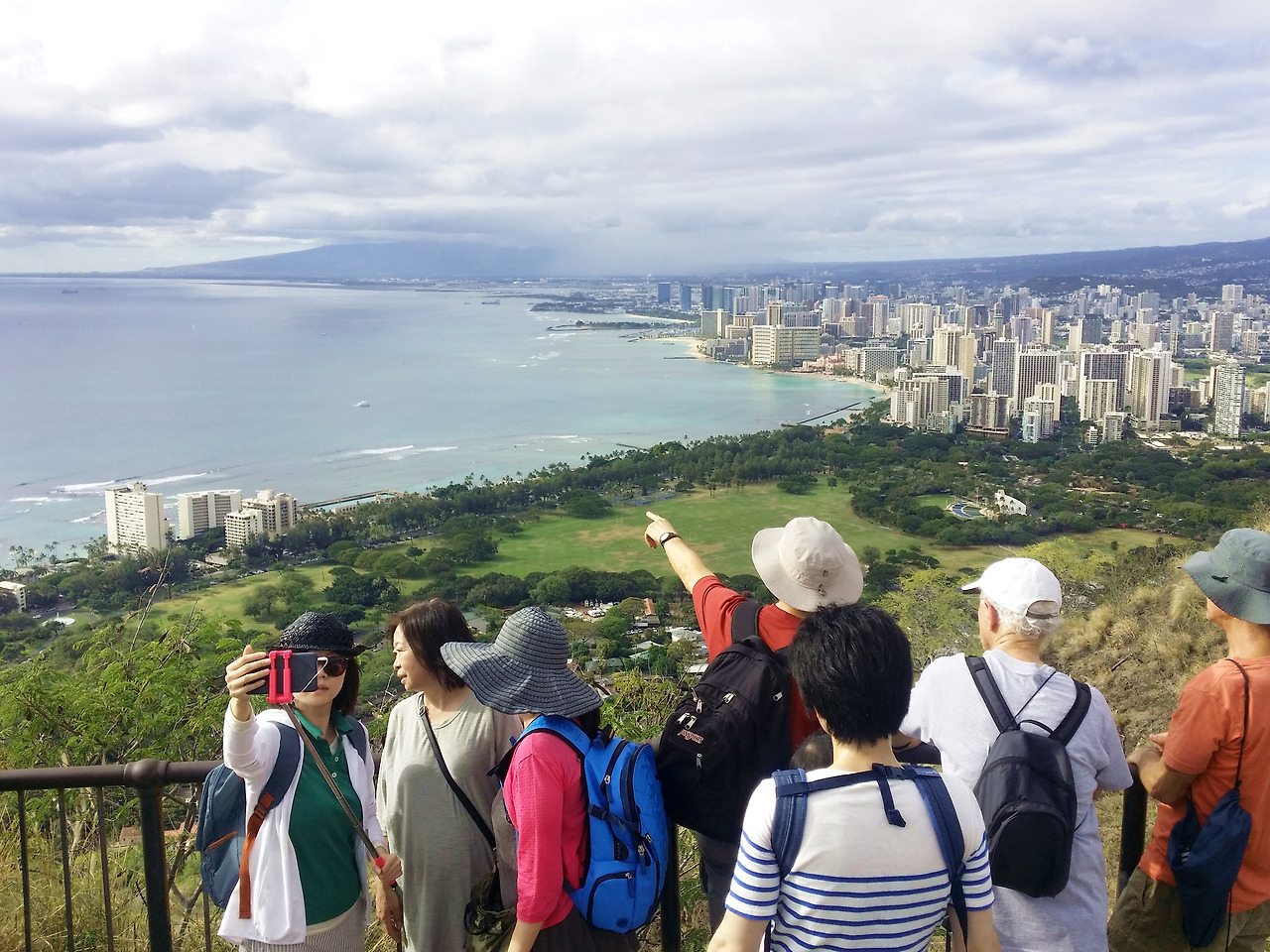 0013.jpg 다이이몬드헤드에 서면 호놀룰루가 훤히 내려다보인다..jpg