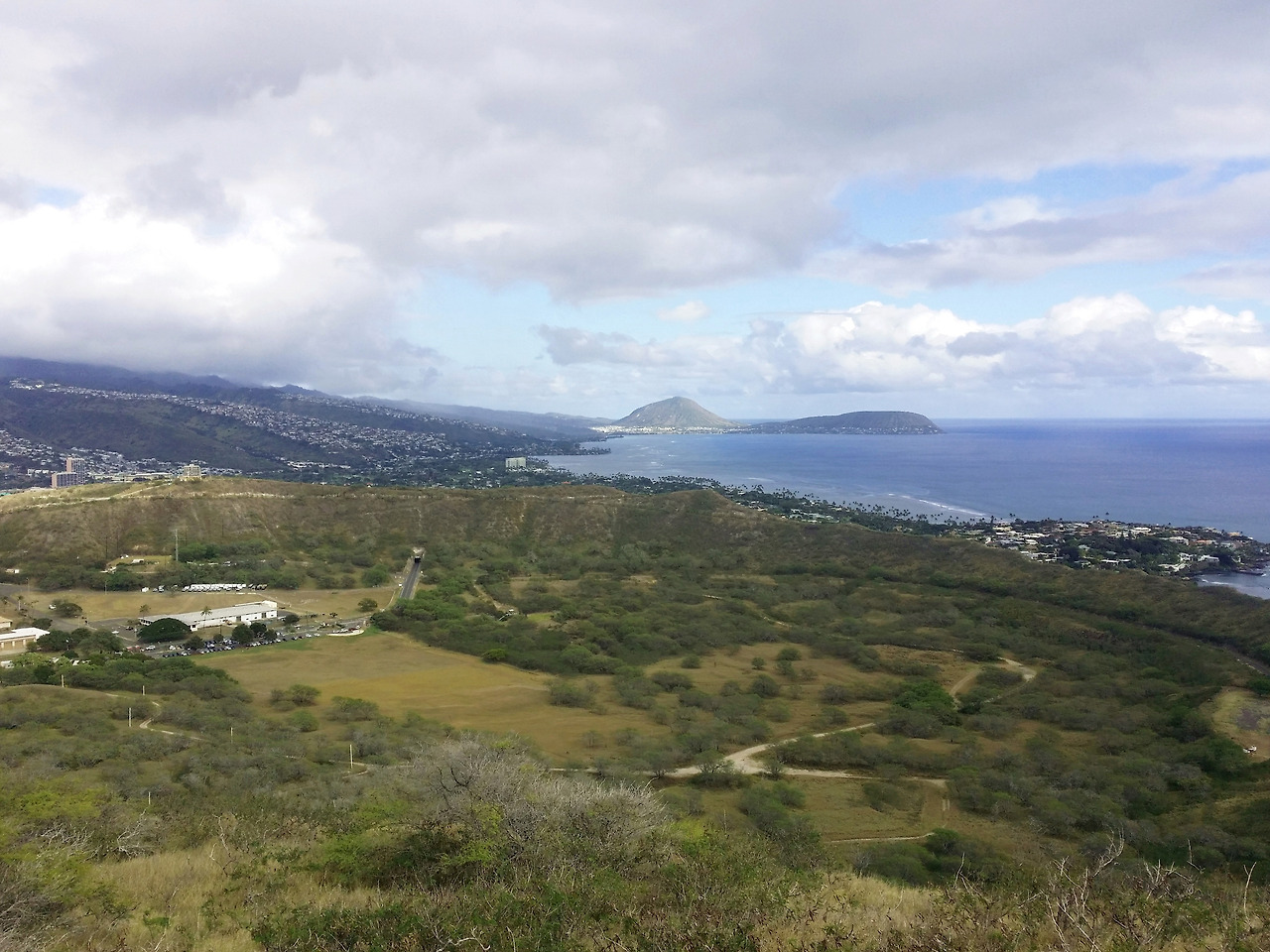 0010.jpg 다이아몬드헤드에 오르면 펀치볼 분화구가 한눈에 보인다..jpg