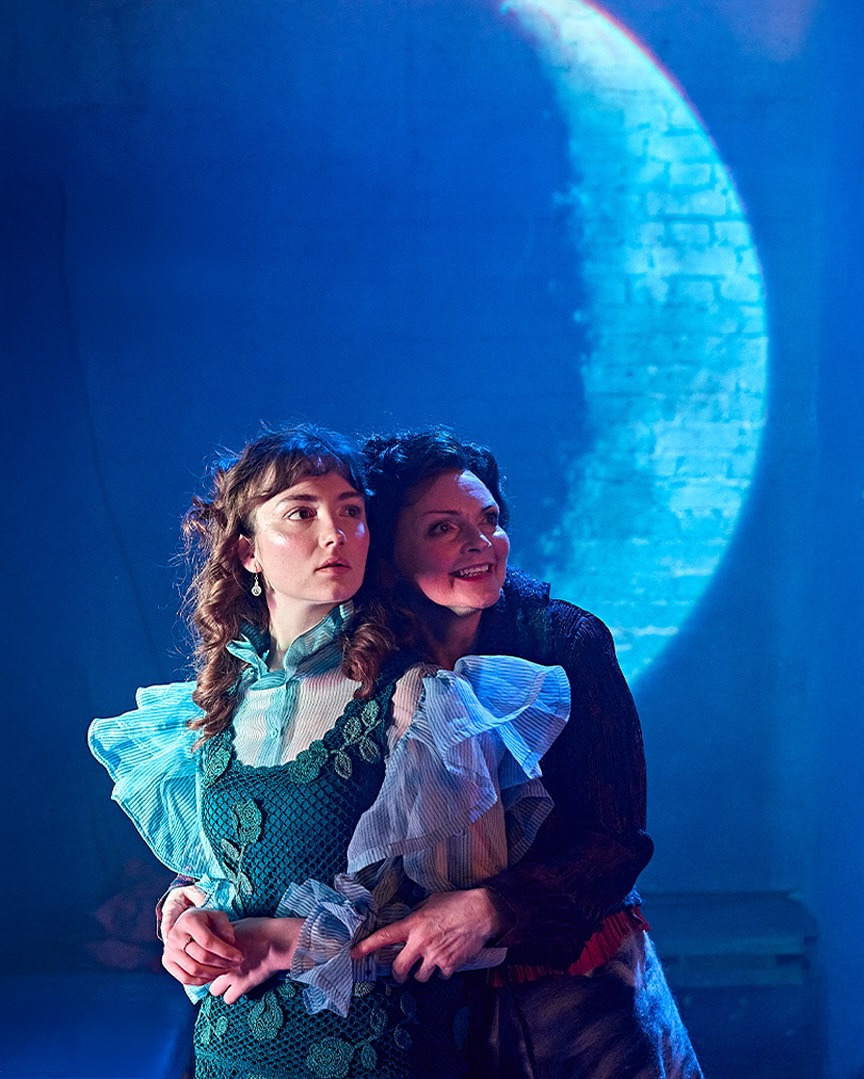 유리동물원_로라와 어맨다.jpg