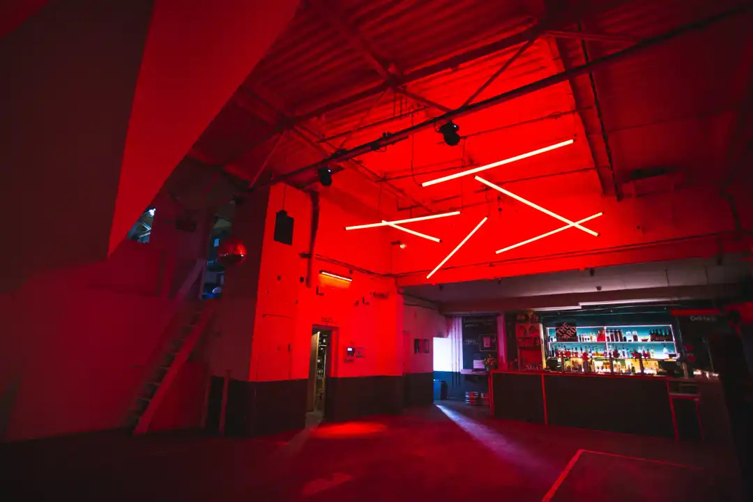 야드극장 로비 겸 바.jpg