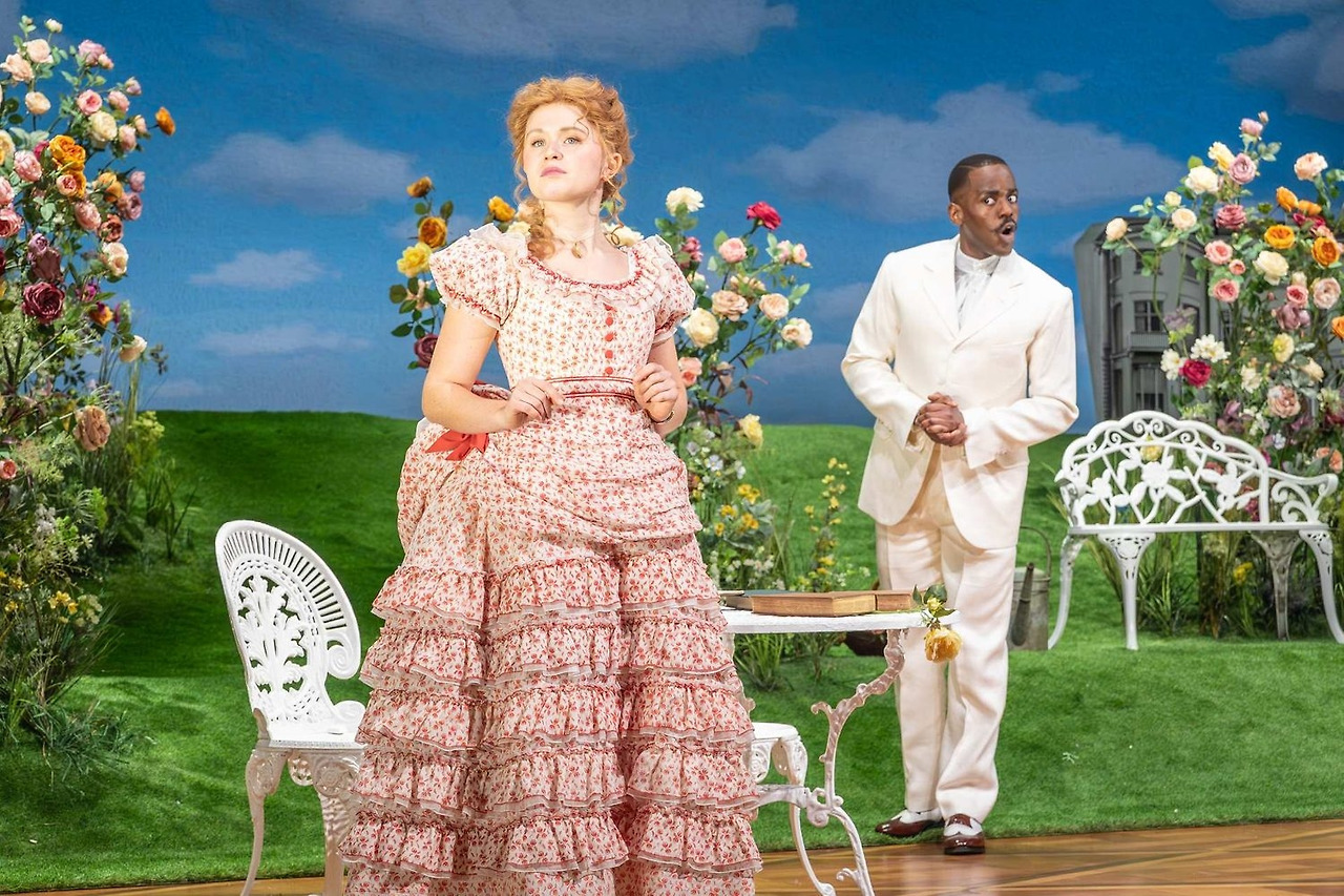 Eliza-Scanlen-Cecily-and-Ncuti-Gatwa-Algernon-in-The-Importance-of-Being-Earnest-National-Theatre-c-Marc-Brenner.jpg