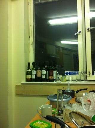 와인팸_창가 와인들.jpg