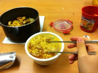 사과 먹은 날 저녁 라면.jpg