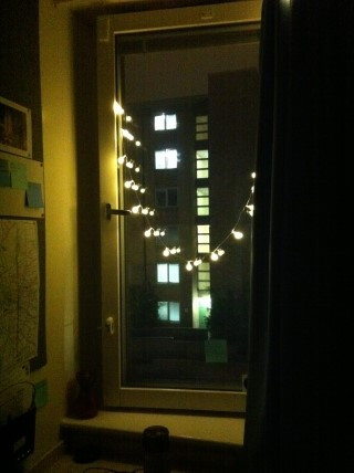 기숙사 창문 조명.jpg