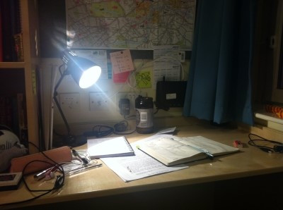 코코아 병이 있는 책상.jpg