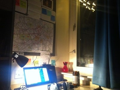 코코아 병이 있는 책상 2.jpg