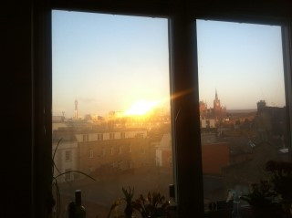 와인병 놓인 부엌 창가.jpg