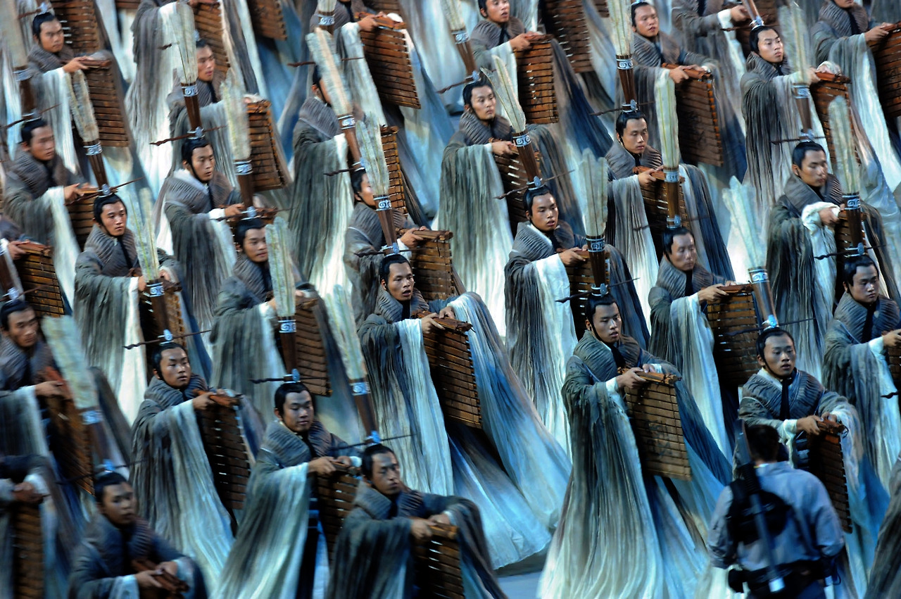 Disciples_holding_bamboo_slips_during_2008_Summer_Olympics_opening_ceremony.jpg