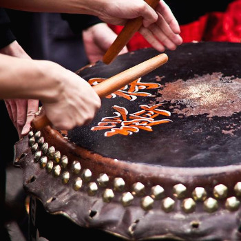 800px-Chinese_Drum_(photo_by_Garry_Knight).jpg