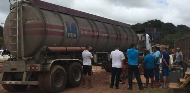 caminhoes-cisterna-chegam-de-caracas-para-distribuir-a-gasolina-nas-poucas-bombas-que-existem-nesta-regiao-da-venezuela-1490708725845_615x300.jpg