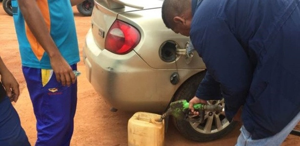 ainda-que-seja-proibido-alguns-conseguem-encher-galoes-extra-de-gasolina-1490708669251_615x300.jpg