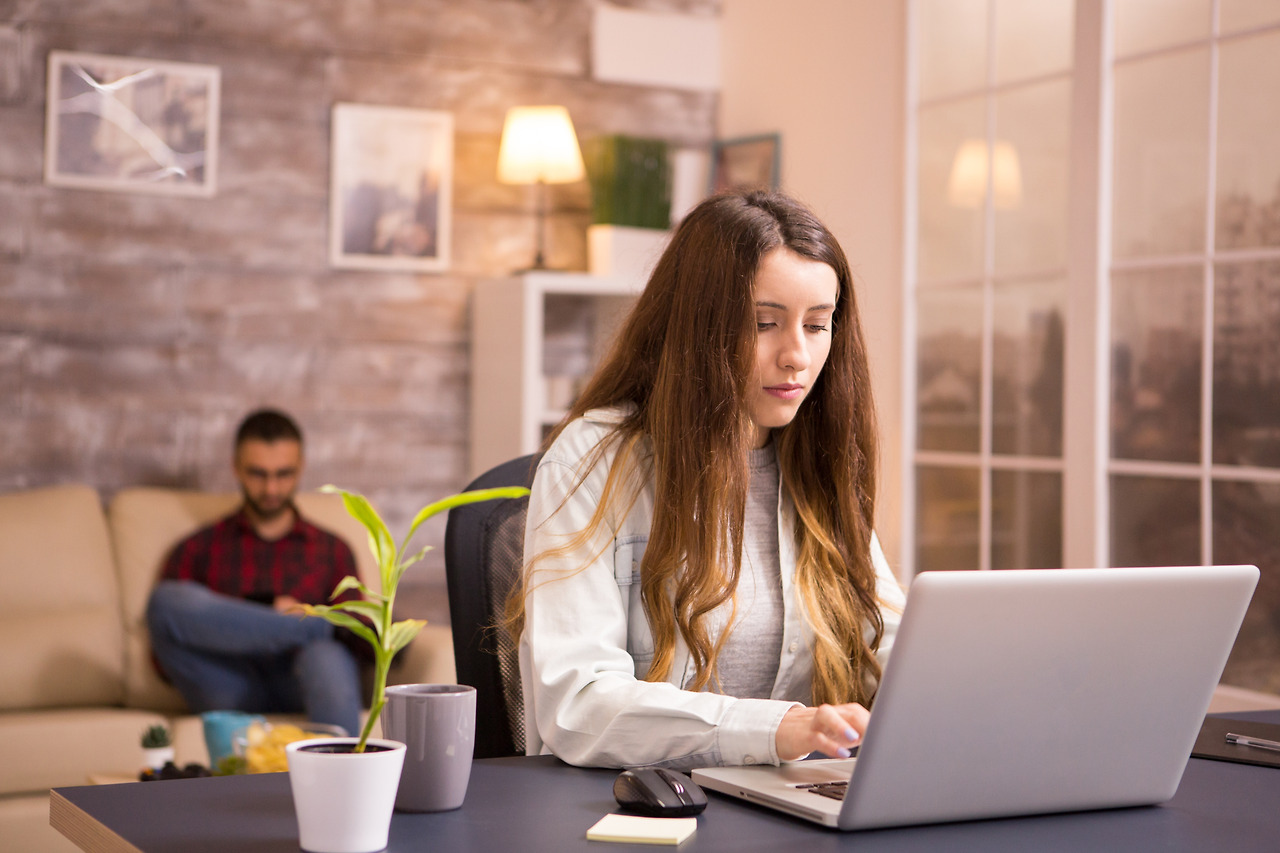 young-woman-in-home-office-working-on-laptop-377LP9F.jpg