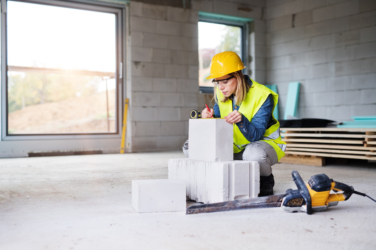 young-woman-worker-on-the-building-site-P9FENNV.jpg