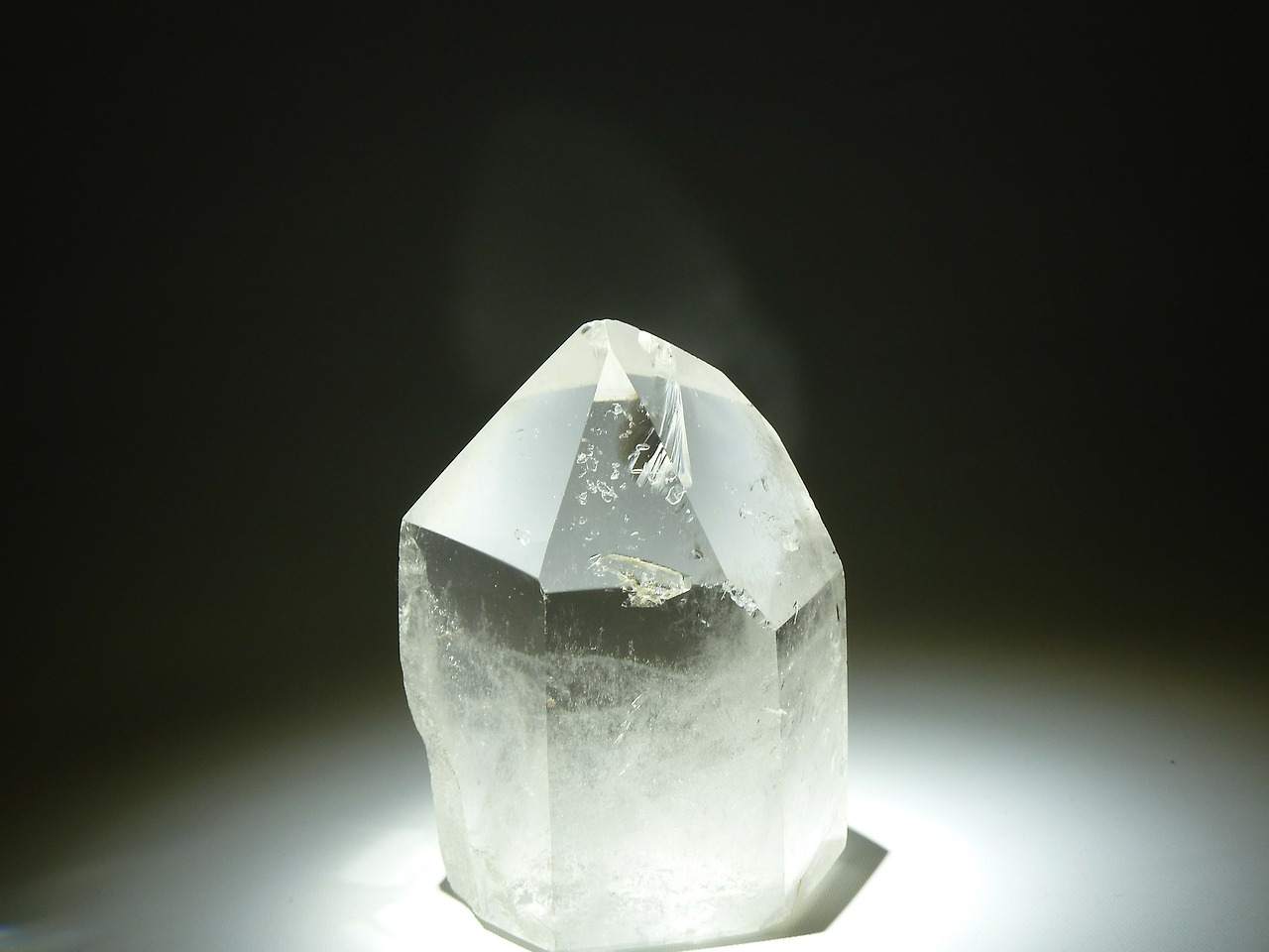 crystal-162609_1920.jpg