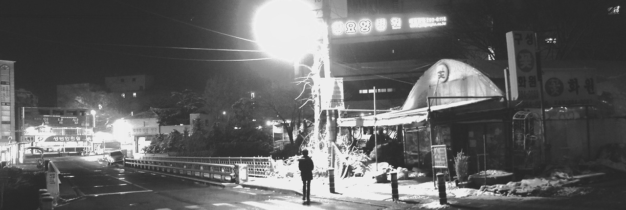 걷고 외로운 빛이 든 길.jpg