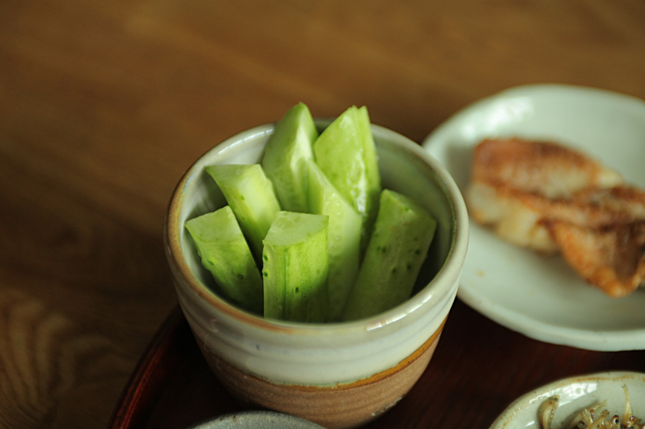 누룽지죽의 반찬 오이.jpg