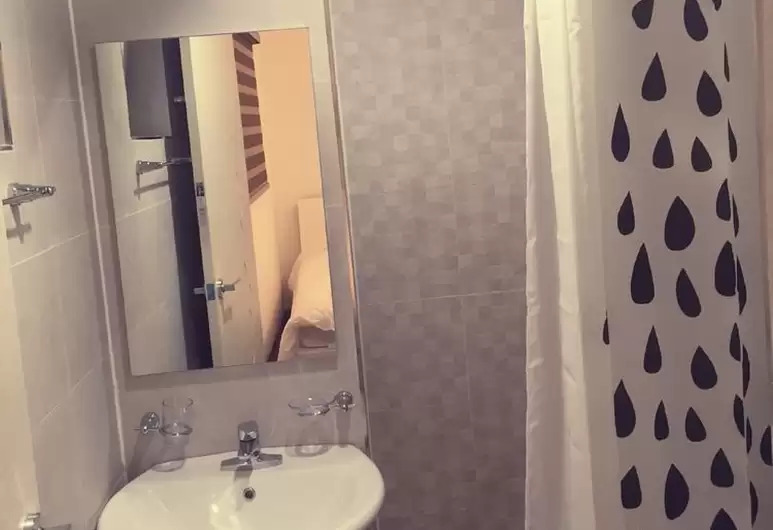 Incheon airport_happyplace guesthouse_bathroom.jpg