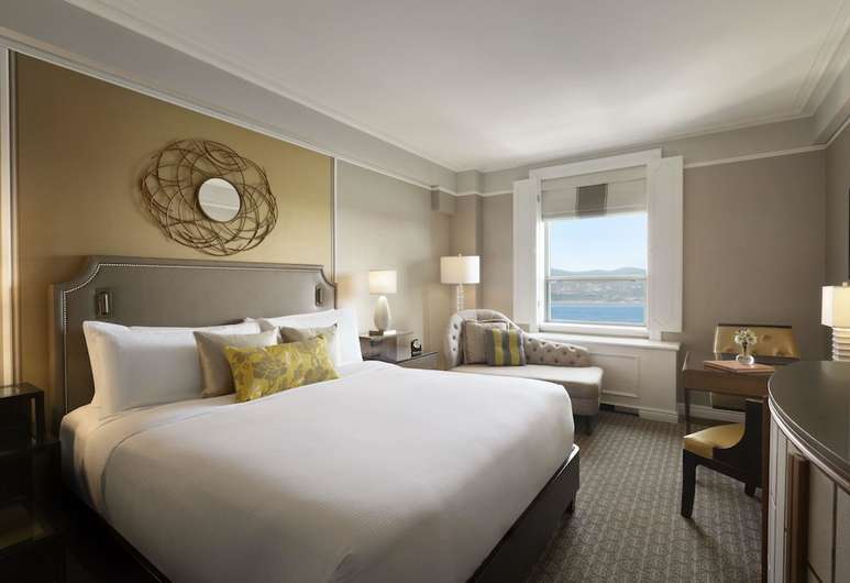 8. Canada_Quebec_Fairmont Le Chateau Frontenac_Room_03.jpg