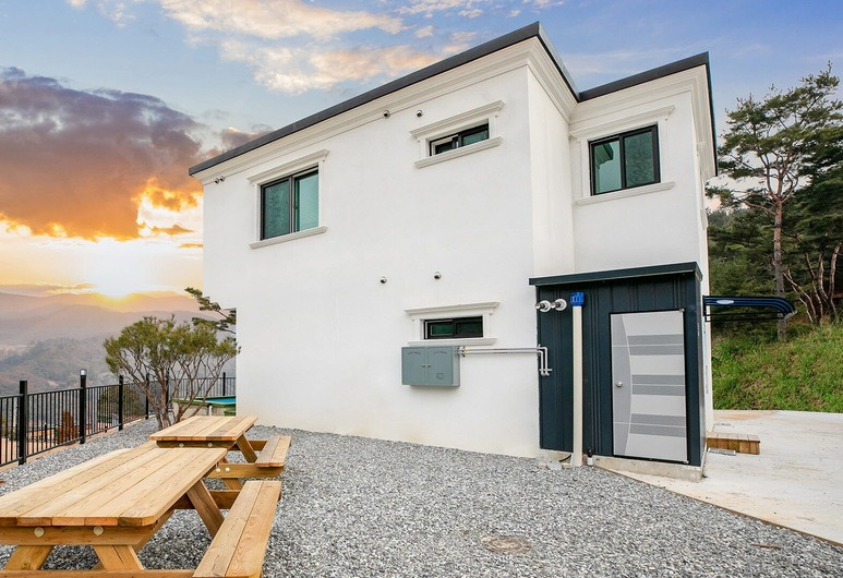 Korea_Gapyeong_My Chu Kids Pool Villa Pension 1.jpg