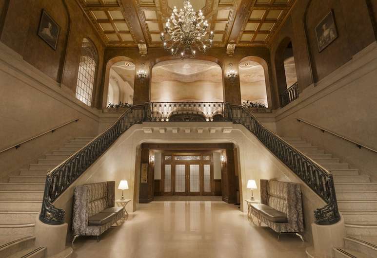 4. Canada_Quebec_Fairmont Le Chateau Frontenac_Lobby_01.jpg