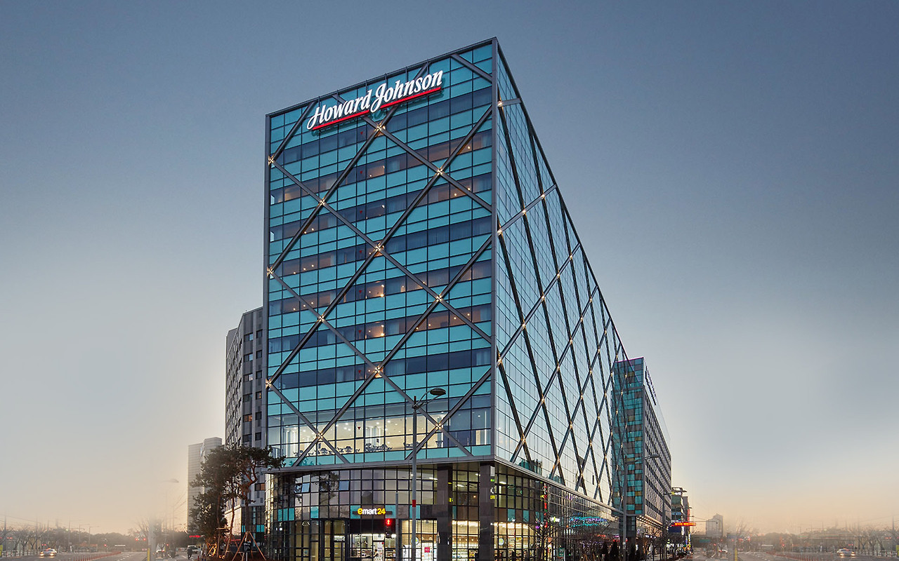 7_youngjong_Howard Johnson by Wyndham Incheon Airport_exrerior.jpg