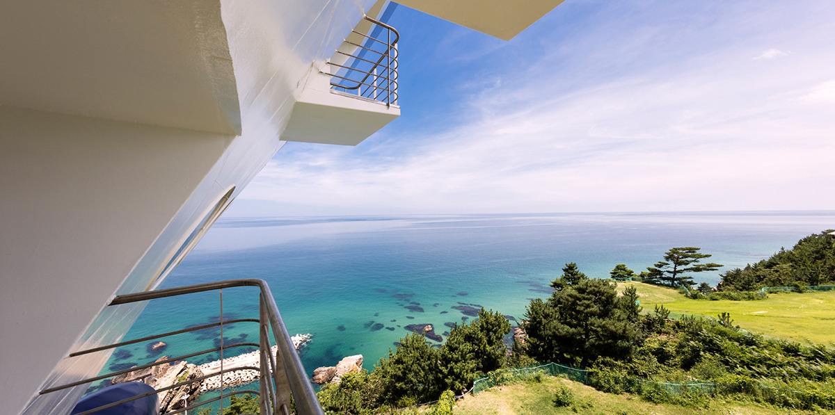 7. Gangneung_Sun Cruse Resort_Terrace Room_02.jpg