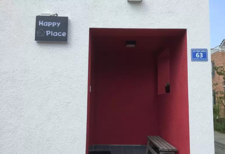 Incheon airport_happyplace guesthouse_door.jpg